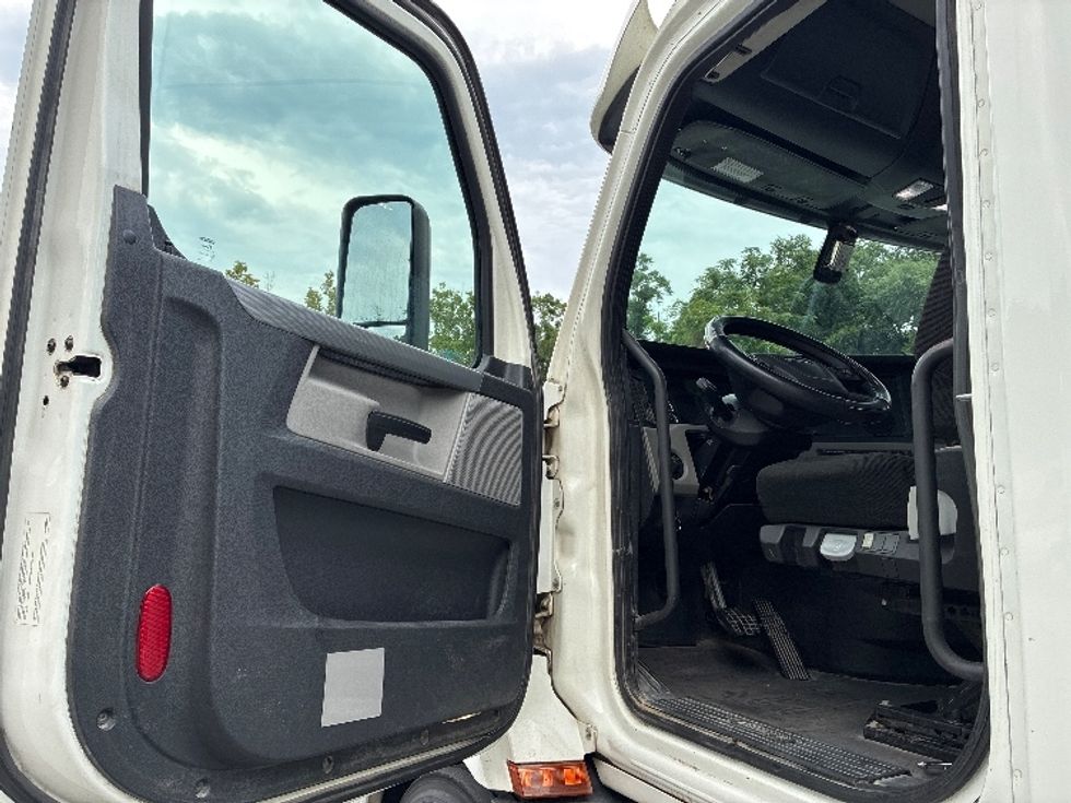 Day Cab Tractor-Heavy Duty Tractors-Freightliner-2020-T11664ST-Pensacola-FL-322,699\n\t\tmiles-$ 58,000 - Image 9