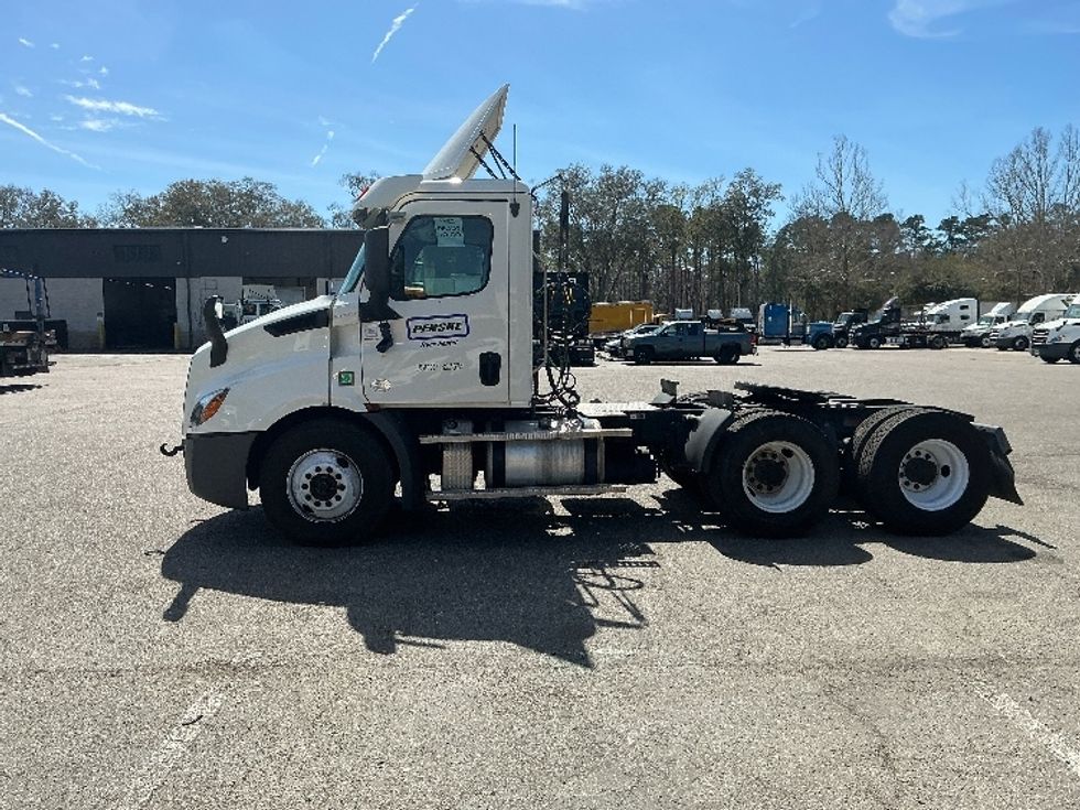 Day Cab Tractor-Heavy Duty Tractors-Freightliner-2020-T11664ST-Pensacola-FL-397,026\n\t\tmiles-$ 48,500 - Image 4