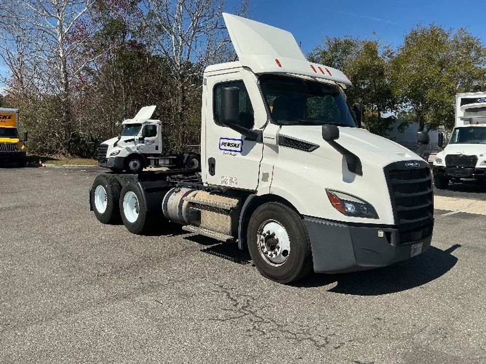 Day Cab Tractor-Heavy Duty Tractors-Freightliner-2020-T11664ST-Pensacola-FL-437,491\n\t\tmiles-$ 46,250 - Image 1