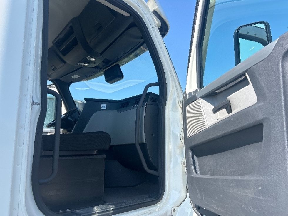 Day Cab Tractor-Heavy Duty Tractors-Freightliner-2020-T11664ST-Pensacola-FL-459,949\n\t\tmiles-$ 45,000 - Image 12