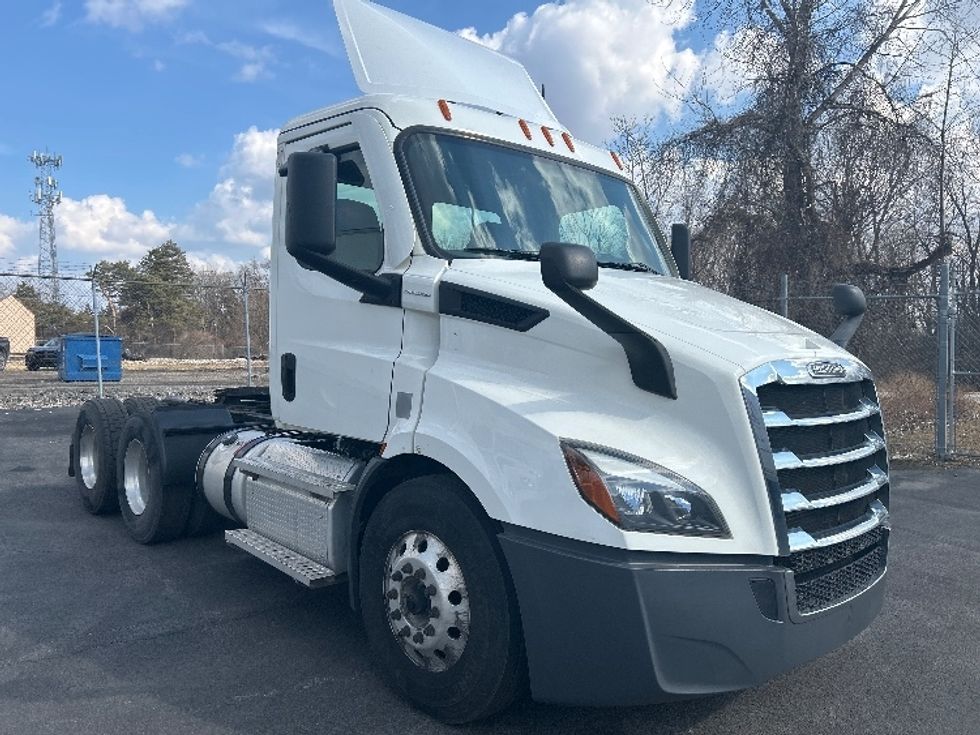 Day Cab Tractor-Heavy Duty Tractors-Freightliner-2020-T11664ST-Perrysburg-OH-377,069\n\t\tmiles-$ 45,000 - Image 1