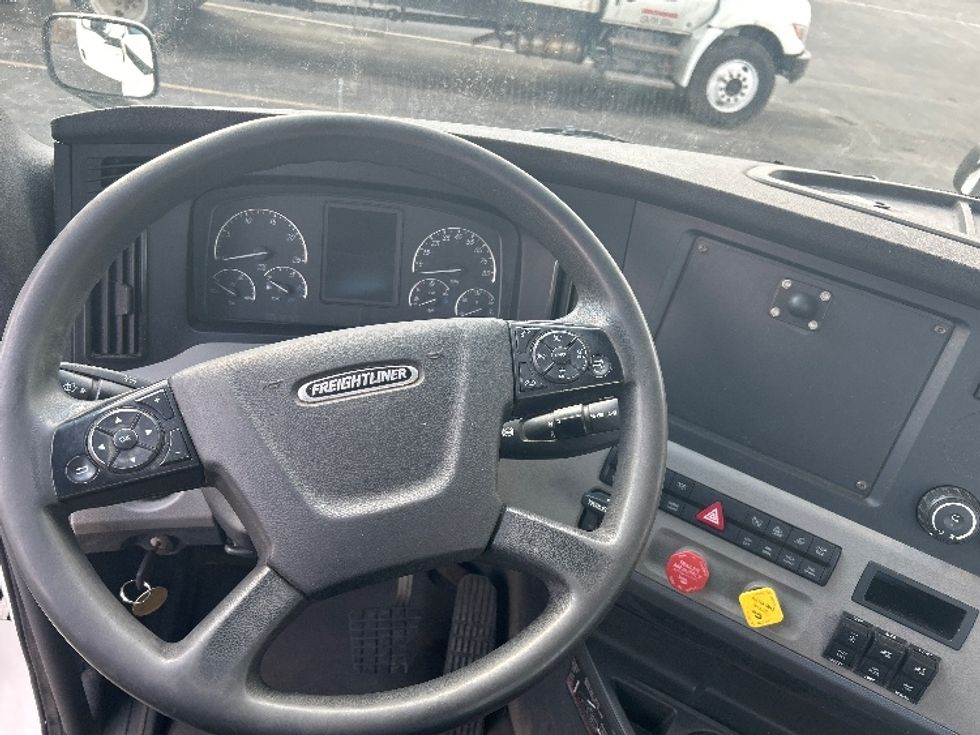 Day Cab Tractor-Heavy Duty Tractors-Freightliner-2020-T11664ST-Perrysburg-OH-377,069\n\t\tmiles-$ 45,000 - Image 11