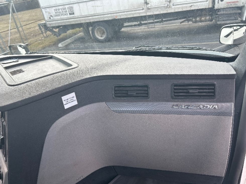 Day Cab Tractor-Heavy Duty Tractors-Freightliner-2020-T11664ST-Perrysburg-OH-377,069\n\t\tmiles-$ 45,000 - Image 13