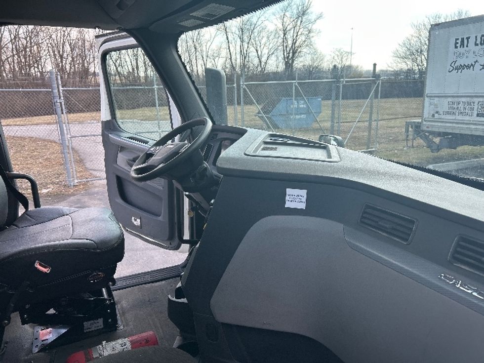 Day Cab Tractor-Heavy Duty Tractors-Freightliner-2020-T11664ST-Perrysburg-OH-377,069\n\t\tmiles-$ 45,000 - Image 14