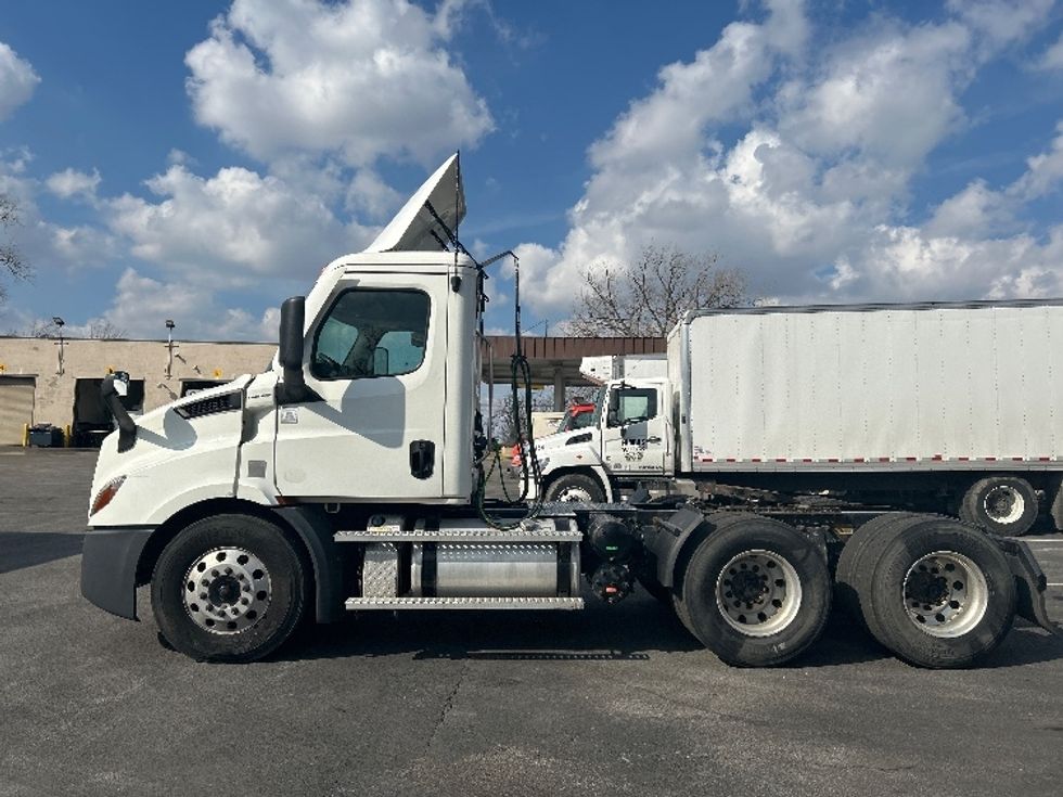 Day Cab Tractor-Heavy Duty Tractors-Freightliner-2020-T11664ST-Perrysburg-OH-377,069\n\t\tmiles-$ 45,000 - Image 4