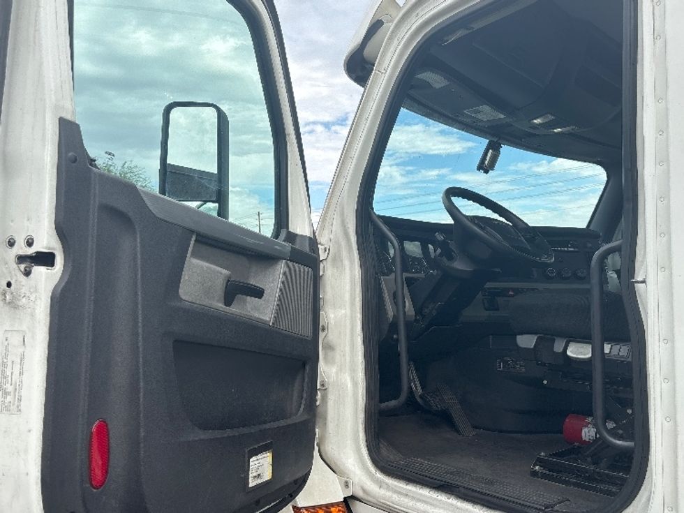 Day Cab Tractor-Heavy Duty Tractors-Freightliner-2020-T11664ST-Phoenix-AZ-348,859\n\t\tmiles-$ 51,250 - Image 9