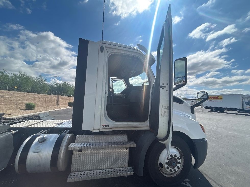 Day Cab Tractor-Heavy Duty Tractors-Freightliner-2020-T11664ST-Phoenix-AZ-377,829\n\t\tmiles-$ 50,000 - Image 12