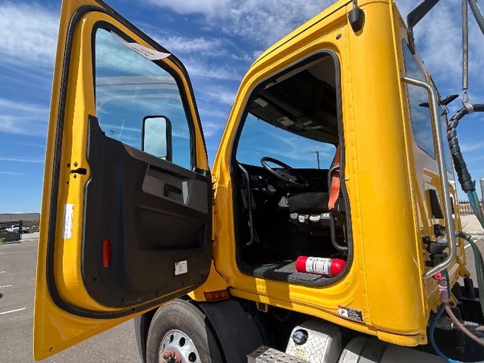 Day Cab Tractor-Heavy Duty Tractors-Freightliner-2020-T11664ST-Phoenix-AZ-511,598\n\t\tmiles-$ 41,750 - Image 9