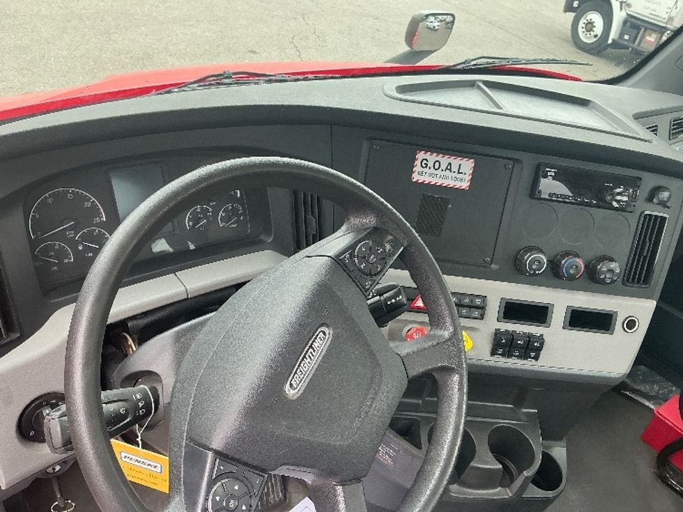 Day Cab Tractor-Heavy Duty Tractors-Freightliner-2020-T11664ST-Piqua-OH-165,977\n\t\tmiles-$ 57,750 - Image 11