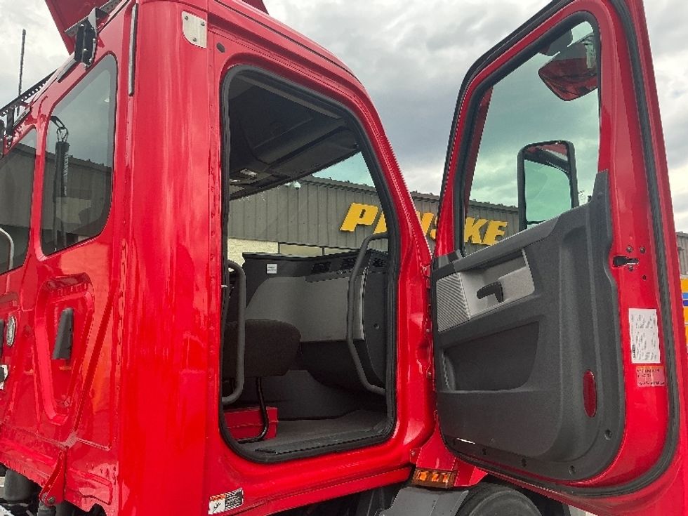 Day Cab Tractor-Heavy Duty Tractors-Freightliner-2020-T11664ST-Piqua-OH-165,977\n\t\tmiles-$ 57,750 - Image 12