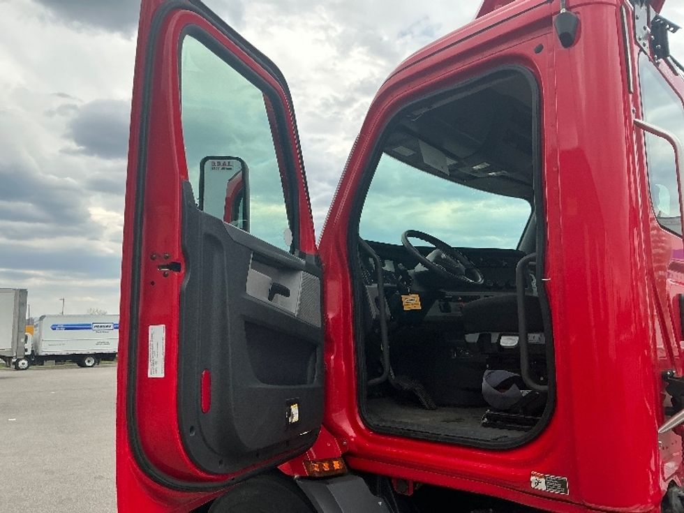 Day Cab Tractor-Heavy Duty Tractors-Freightliner-2020-T11664ST-Piqua-OH-165,977\n\t\tmiles-$ 57,750 - Image 9