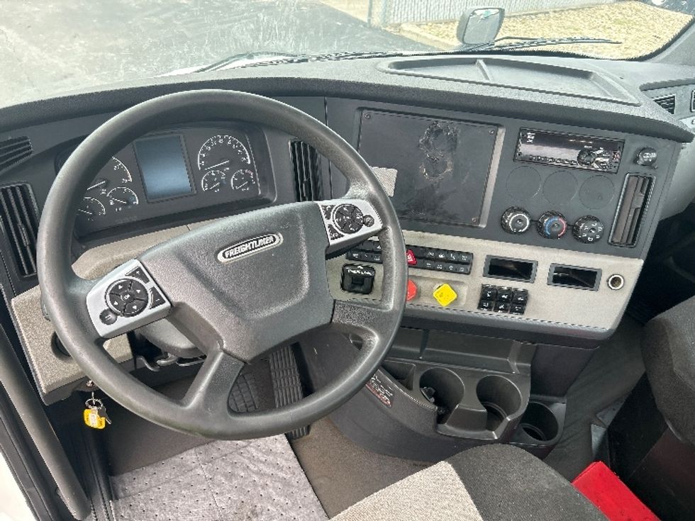 Day Cab Tractor-Heavy Duty Tractors-Freightliner-2020-T11664ST-Piqua-OH-178,556\n\t\tmiles-$ 59,500 - Image 11