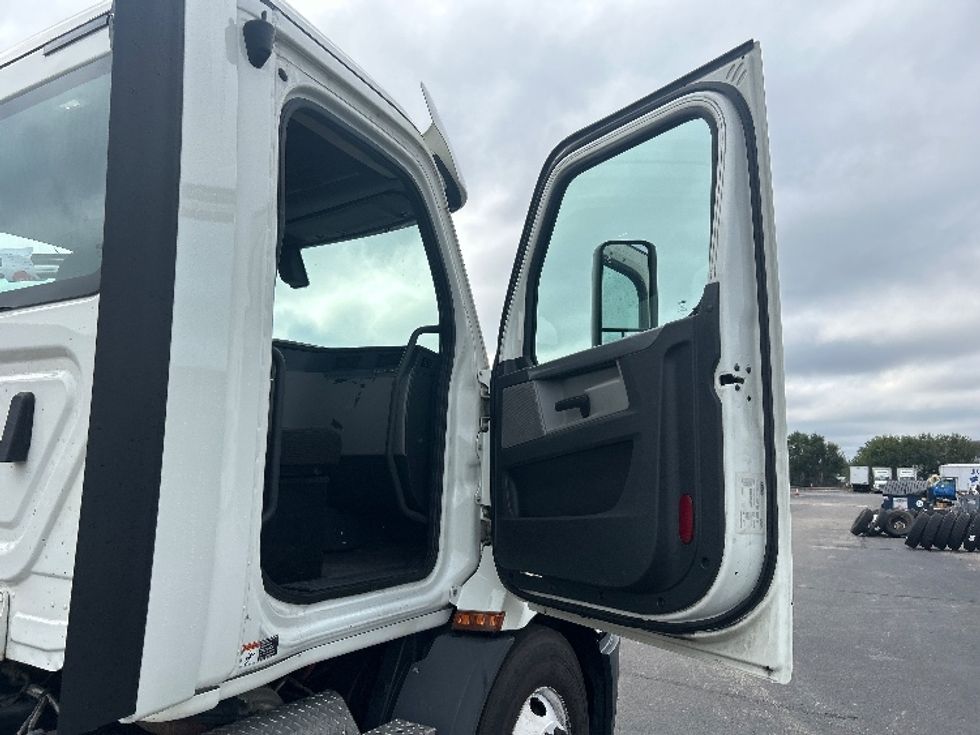 Day Cab Tractor-Heavy Duty Tractors-Freightliner-2020-T11664ST-Piqua-OH-178,556\n\t\tmiles-$ 59,500 - Image 12