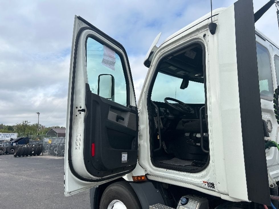 Day Cab Tractor-Heavy Duty Tractors-Freightliner-2020-T11664ST-Piqua-OH-178,556\n\t\tmiles-$ 59,500 - Image 9