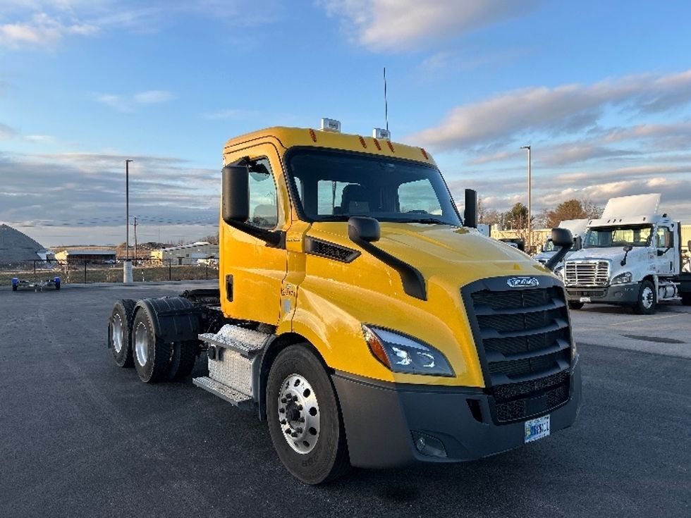 Day Cab Tractor-Heavy Duty Tractors-Freightliner-2020-T11664ST-Piqua-OH-398,764\n\t\tmiles-$ 41,750 - Image 1