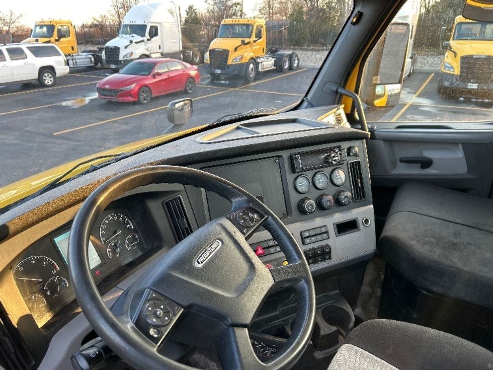 Day Cab Tractor-Heavy Duty Tractors-Freightliner-2020-T11664ST-Piqua-OH-398,764\n\t\tmiles-$ 41,750 - Image 10