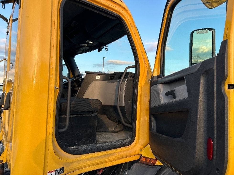 Day Cab Tractor-Heavy Duty Tractors-Freightliner-2020-T11664ST-Piqua-OH-398,764\n\t\tmiles-$ 41,750 - Image 12