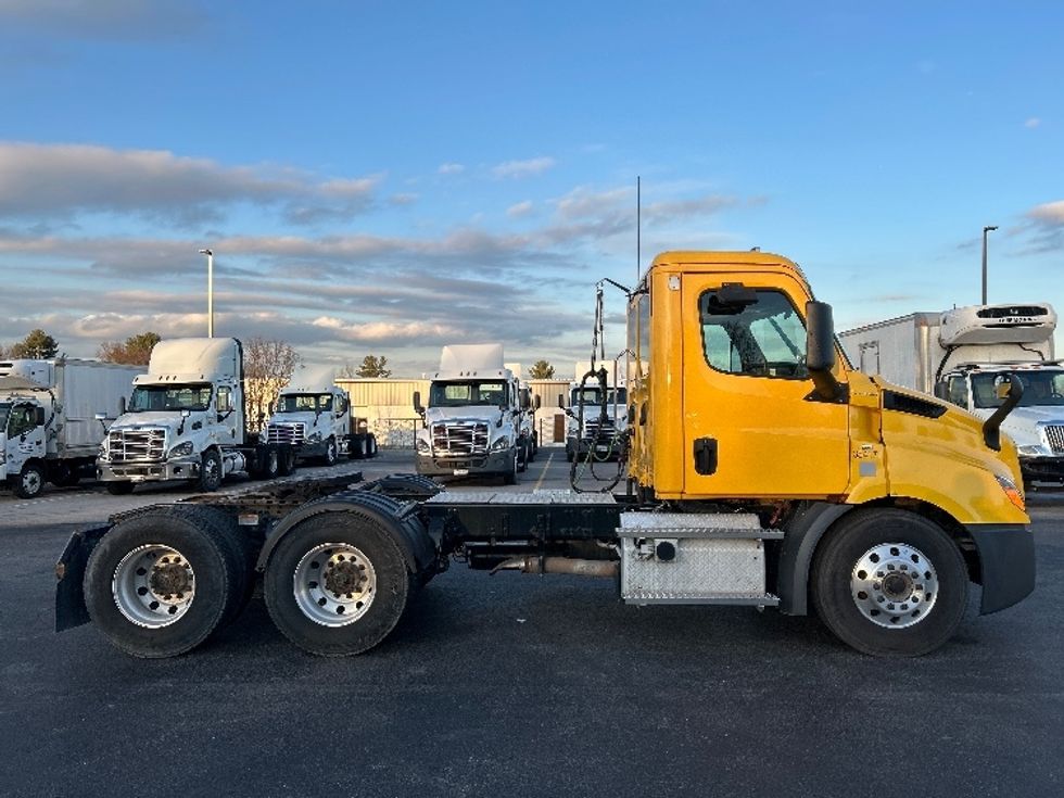 Day Cab Tractor-Heavy Duty Tractors-Freightliner-2020-T11664ST-Piqua-OH-398,764\n\t\tmiles-$ 41,750 - Image 8