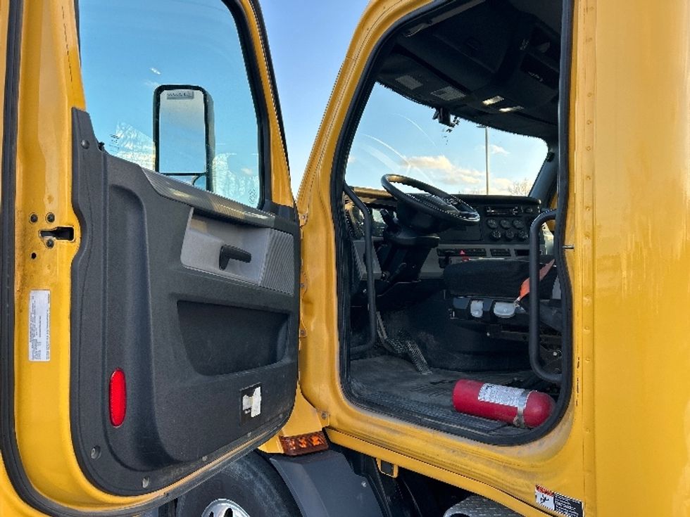 Day Cab Tractor-Heavy Duty Tractors-Freightliner-2020-T11664ST-Piqua-OH-398,764\n\t\tmiles-$ 41,750 - Image 9