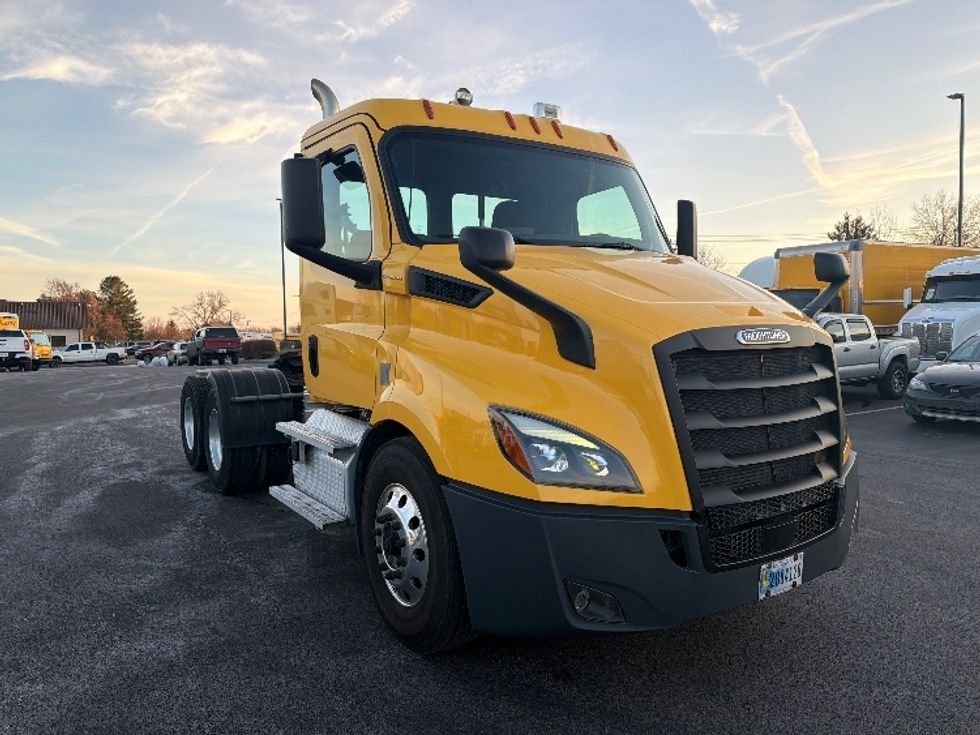 Day Cab Tractor-Heavy Duty Tractors-Freightliner-2020-T11664ST-Piqua-OH-403,000\n\t\tmiles-$ 44,000 - Image 1
