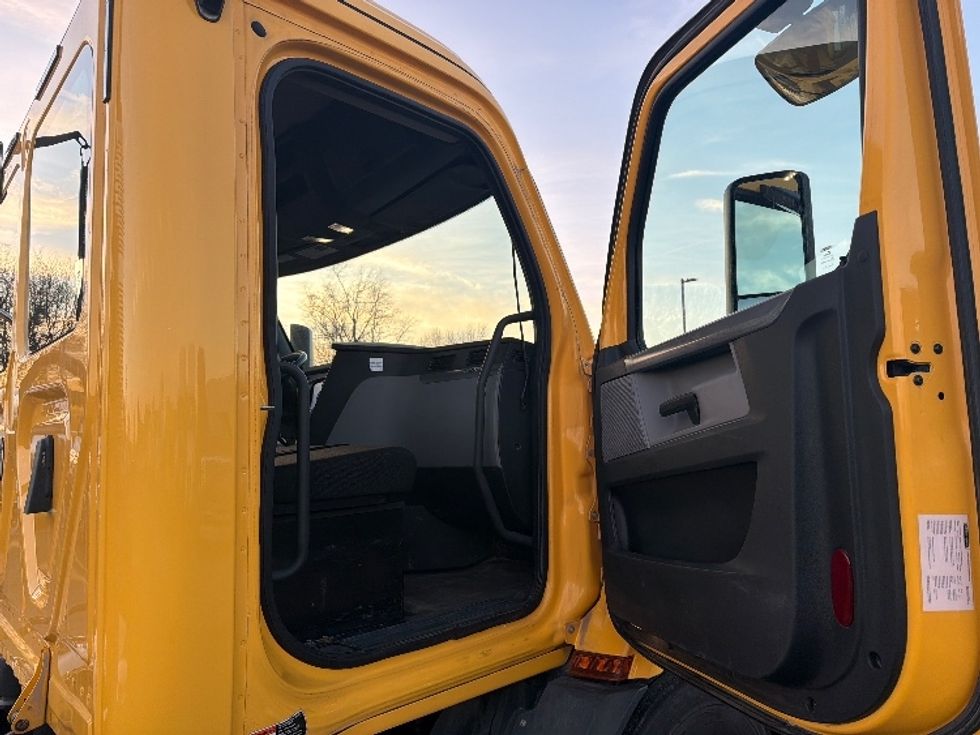 Day Cab Tractor-Heavy Duty Tractors-Freightliner-2020-T11664ST-Piqua-OH-403,000\n\t\tmiles-$ 44,000 - Image 12