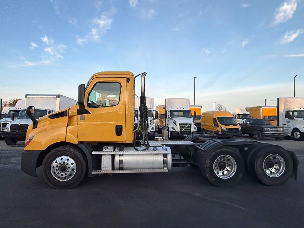 Day Cab Tractor-Heavy Duty Tractors-Freightliner-2020-T11664ST-Piqua-OH-403,000\n\t\tmiles-$ 44,000 - Image 4