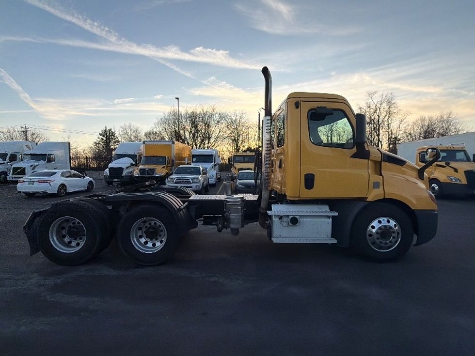 Day Cab Tractor-Heavy Duty Tractors-Freightliner-2020-T11664ST-Piqua-OH-403,000\n\t\tmiles-$ 44,000 - Image 8