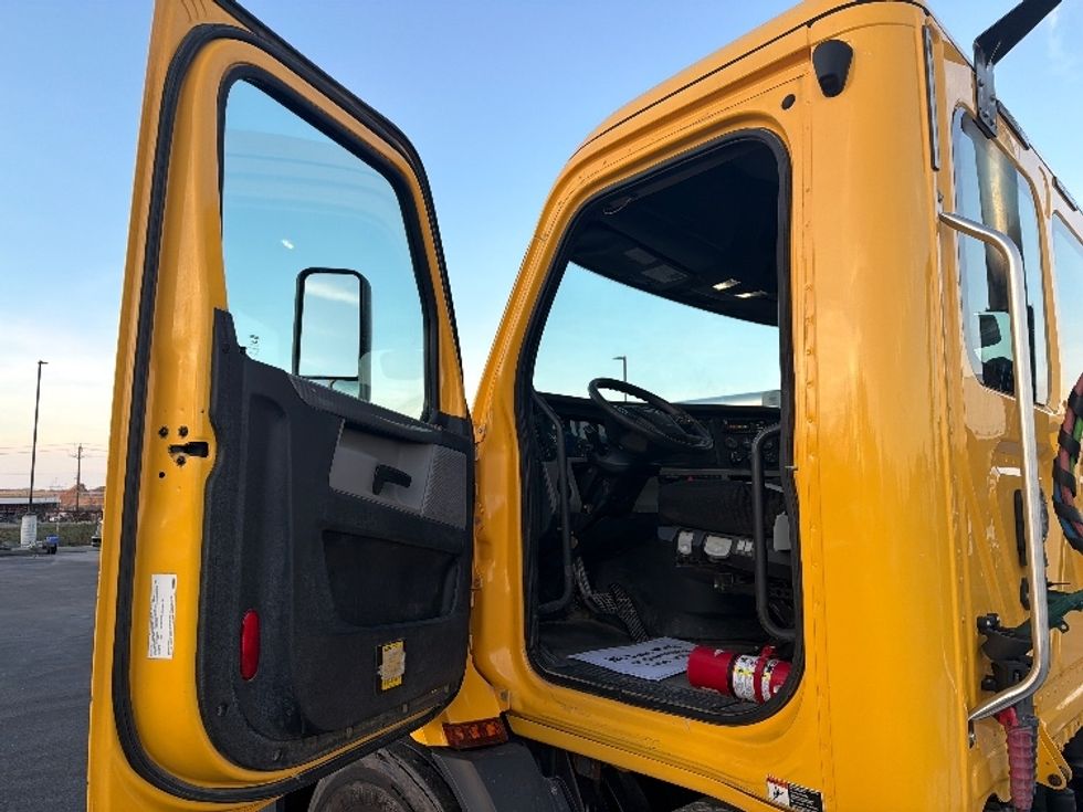 Day Cab Tractor-Heavy Duty Tractors-Freightliner-2020-T11664ST-Piqua-OH-403,000\n\t\tmiles-$ 44,000 - Image 9