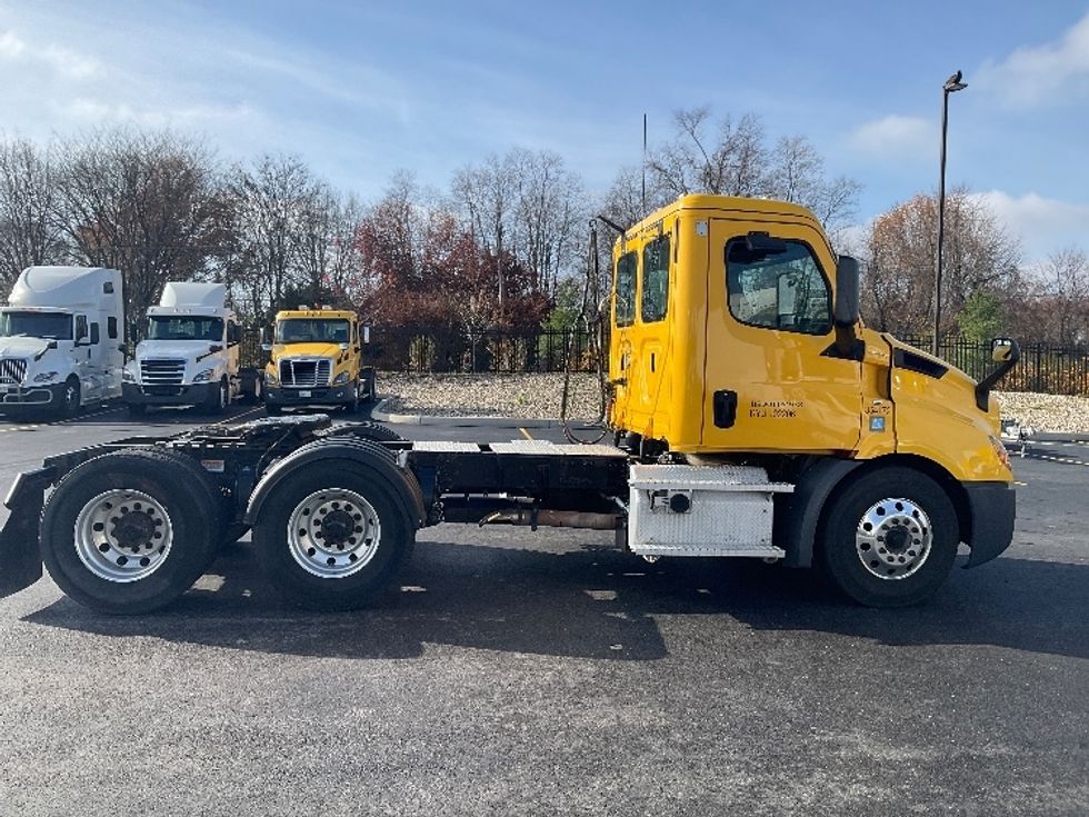 Day Cab Tractor-Heavy Duty Tractors-Freightliner-2020-T11664ST-Piqua-OH-406,864\n\t\tmiles-$ 43,750 - Image 8