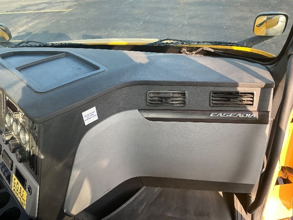 Day Cab Tractor-Heavy Duty Tractors-Freightliner-2020-T11664ST-Piqua-OH-439,390\n\t\tmiles-$ 42,750 - Image 13