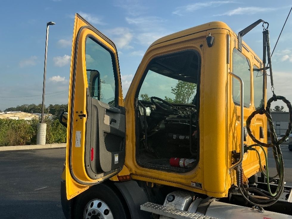 Day Cab Tractor-Heavy Duty Tractors-Freightliner-2020-T11664ST-Piqua-OH-439,390\n\t\tmiles-$ 42,750 - Image 9