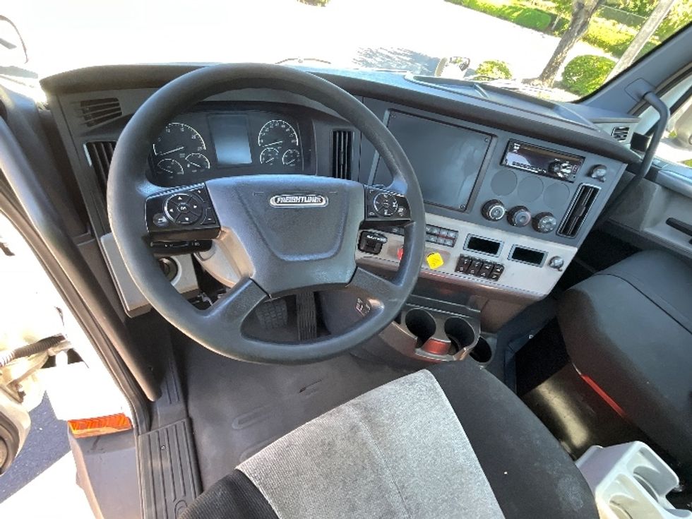 Day Cab Tractor-Heavy Duty Tractors-Freightliner-2020-T11664ST-Portland-OR-349,360\n\t\tmiles-$ 51,000 - Image 11