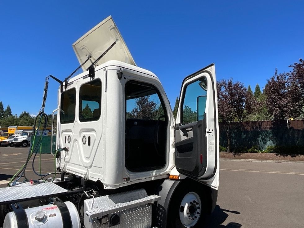 Day Cab Tractor-Heavy Duty Tractors-Freightliner-2020-T11664ST-Portland-OR-349,360\n\t\tmiles-$ 51,000 - Image 12