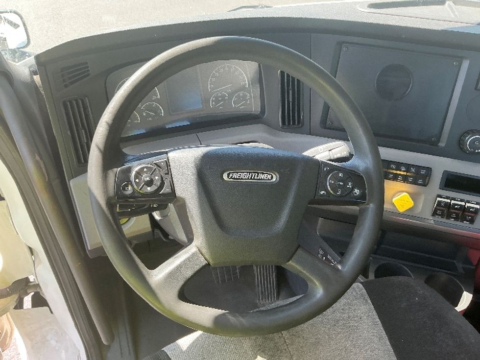 2020 Freightliner Cascadia 116" Day cab photo 11