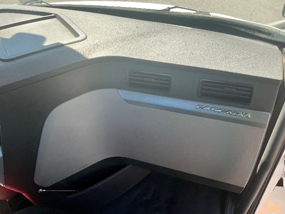 Day Cab Tractor-Heavy Duty Tractors-Freightliner-2020-T11664ST-Portland-OR-448,042\n\t\tmiles-$ 48,500 - Image 13