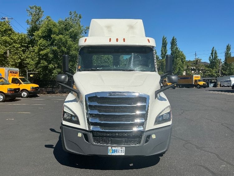 2020 Freightliner Cascadia 116" Day cab photo 2