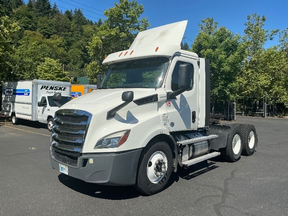 2020 Freightliner Cascadia 116" Day cab photo 3