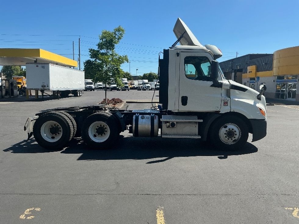2020 Freightliner Cascadia 116" Day cab photo 8