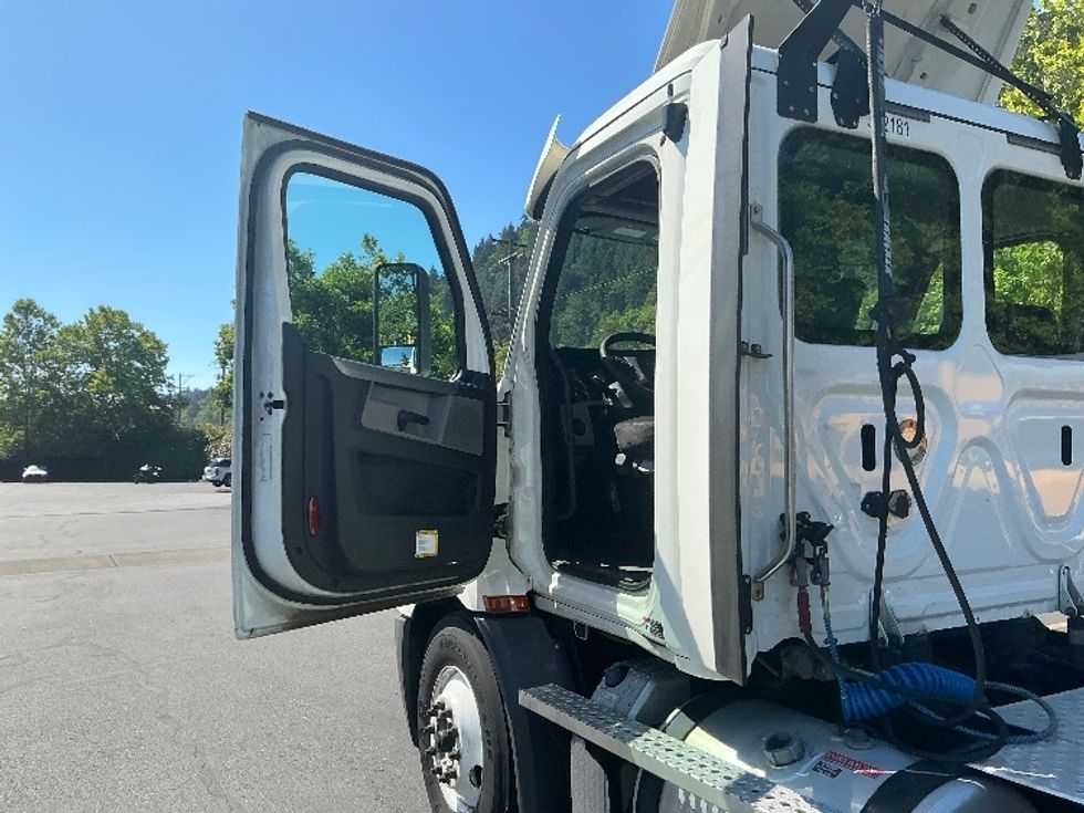 2020 Freightliner Cascadia 116" Day cab photo 9