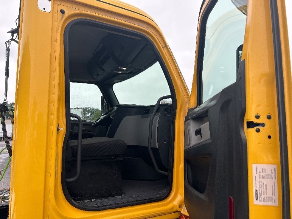 Day Cab Tractor-Heavy Duty Tractors-Freightliner-2020-T11664ST-Prince George-VA-236,614\n\t\tmiles-$ 55,500 - Image 11