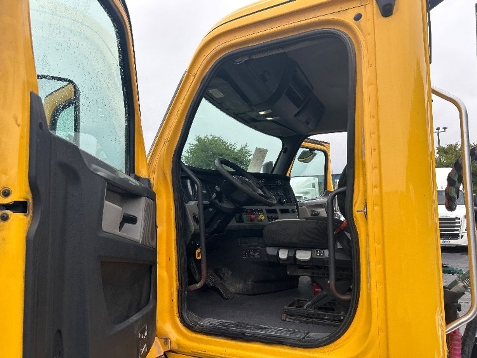 Day Cab Tractor-Heavy Duty Tractors-Freightliner-2020-T11664ST-Prince George-VA-236,614\n\t\tmiles-$ 55,500 - Image 8