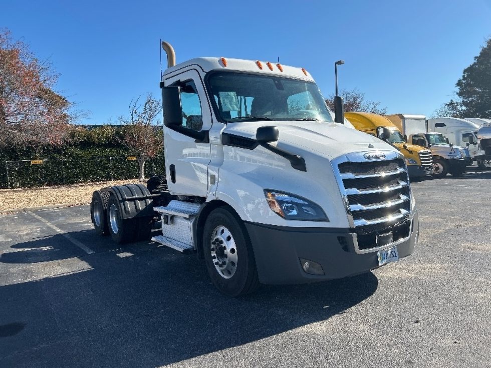 Day Cab Tractor-Heavy Duty Tractors-Freightliner-2020-T11664ST-Prince George-VA-493,802\n\t\tmiles-$ 43,000 - Image 1