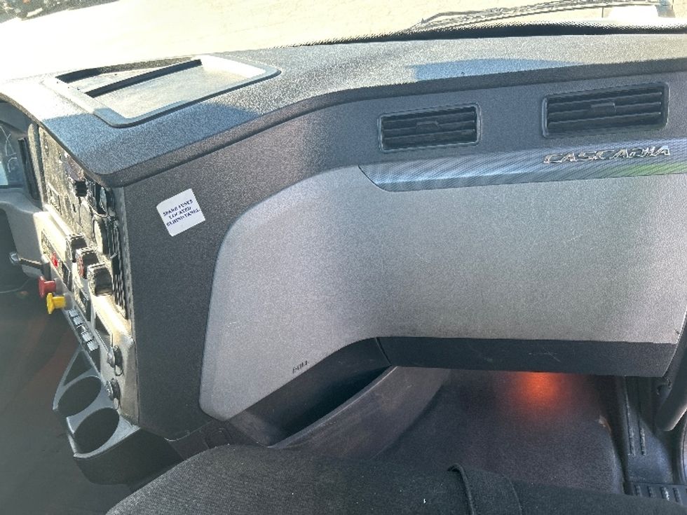 Day Cab Tractor-Heavy Duty Tractors-Freightliner-2020-T11664ST-Prince George-VA-493,802\n\t\tmiles-$ 43,000 - Image 13