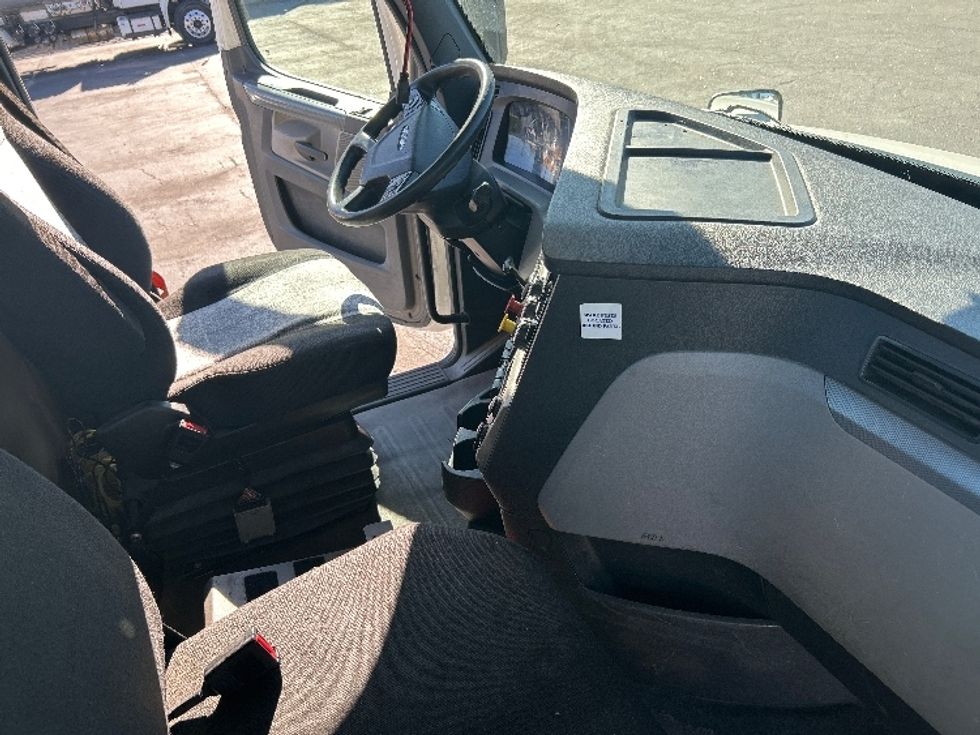 Day Cab Tractor-Heavy Duty Tractors-Freightliner-2020-T11664ST-Prince George-VA-493,802\n\t\tmiles-$ 43,000 - Image 14