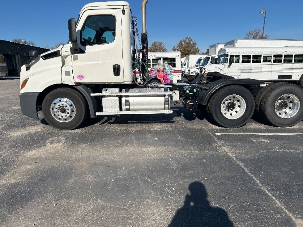 Day Cab Tractor-Heavy Duty Tractors-Freightliner-2020-T11664ST-Prince George-VA-493,802\n\t\tmiles-$ 43,000 - Image 4