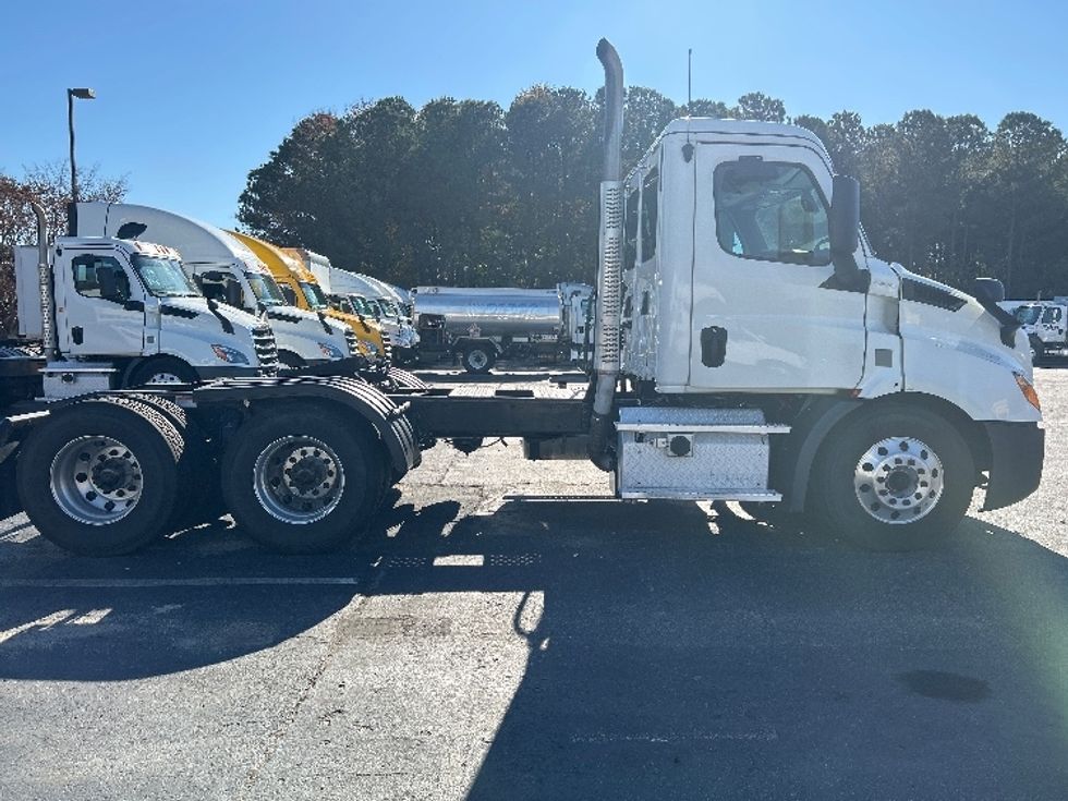 Day Cab Tractor-Heavy Duty Tractors-Freightliner-2020-T11664ST-Prince George-VA-493,802\n\t\tmiles-$ 43,000 - Image 8