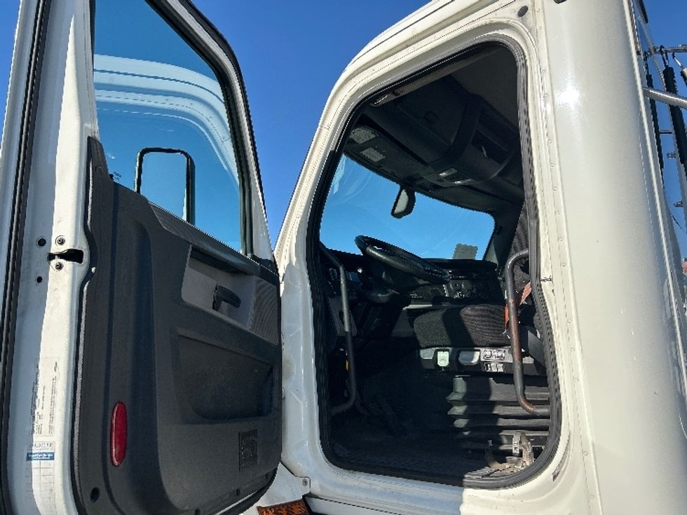 Day Cab Tractor-Heavy Duty Tractors-Freightliner-2020-T11664ST-Prince George-VA-493,802\n\t\tmiles-$ 43,000 - Image 9