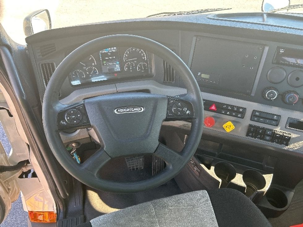 Day Cab Tractor-Heavy Duty Tractors-Freightliner-2020-T11664ST-Prince George-VA-644,013\n\t\tmiles-$ 29,500 - Image 11
