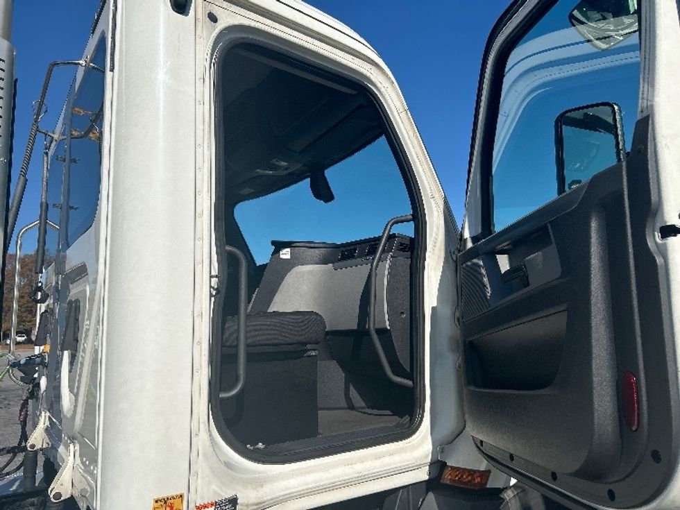 Day Cab Tractor-Heavy Duty Tractors-Freightliner-2020-T11664ST-Prince George-VA-644,013\n\t\tmiles-$ 29,500 - Image 12