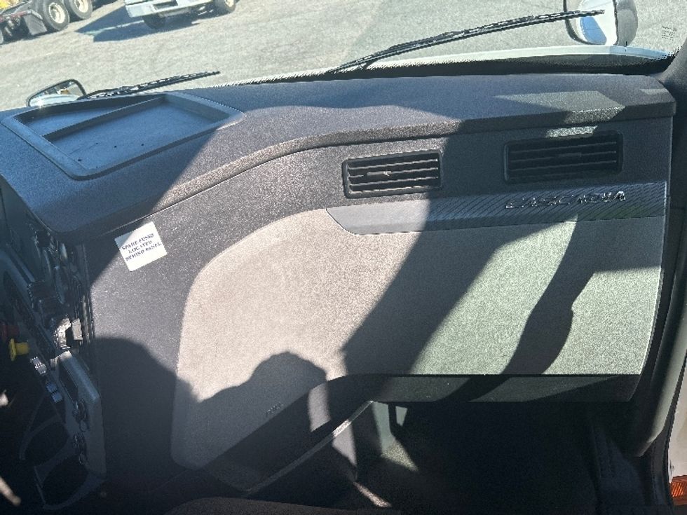 Day Cab Tractor-Heavy Duty Tractors-Freightliner-2020-T11664ST-Prince George-VA-644,013\n\t\tmiles-$ 29,500 - Image 13